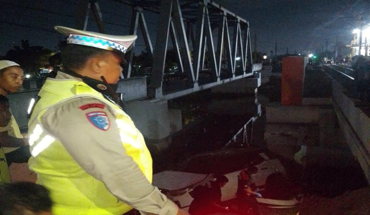 Tragis, Mobil Tertabrak Kereta Api Dan Masuk ke Kali di Jakarta Barat