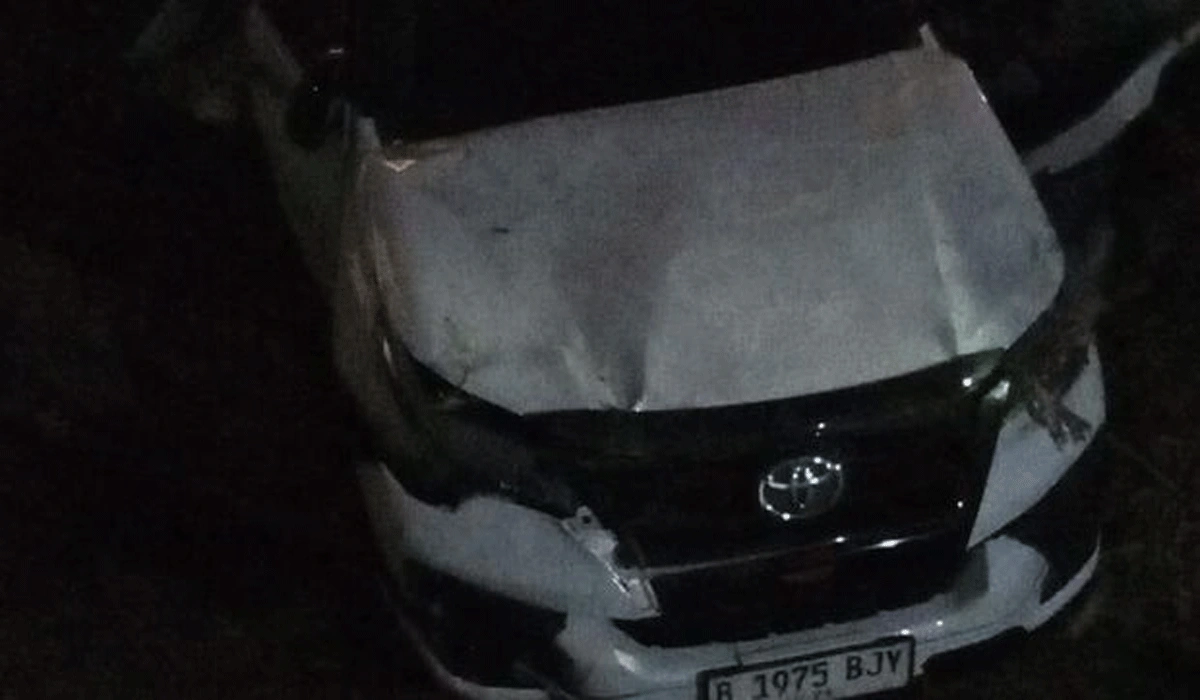 Tragis, Mobil Tertabrak Kereta Api Dan Masuk ke Kali di Jakarta Barat