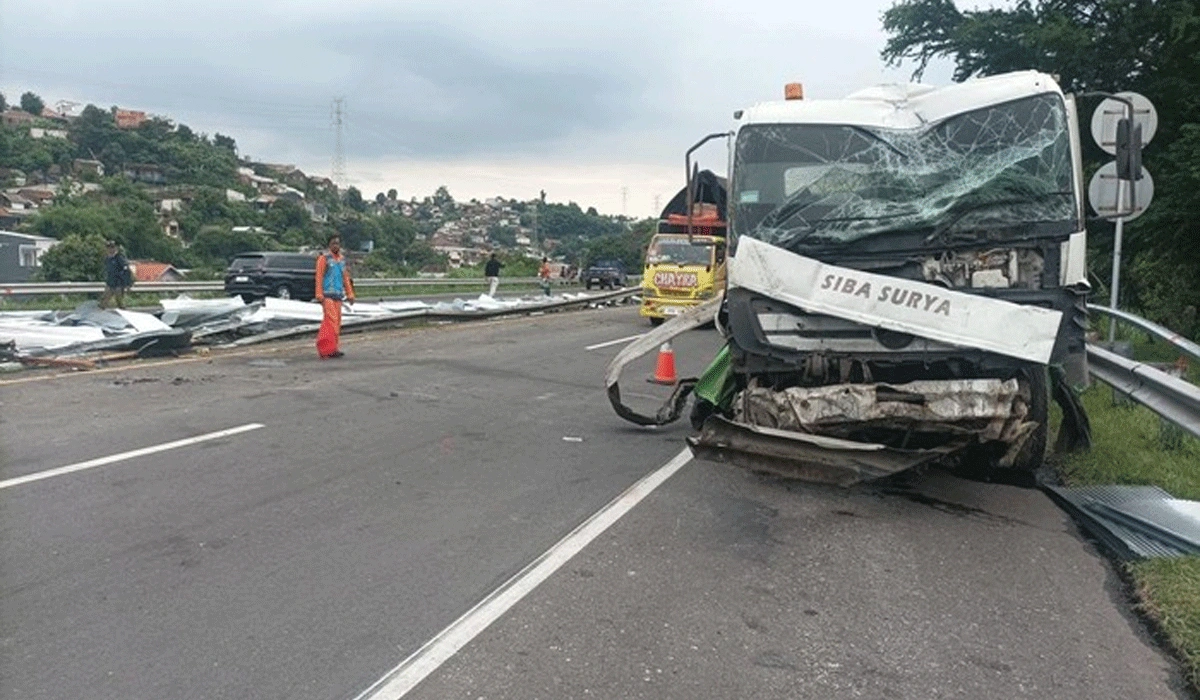 Dua Nyawa Melayang Dalam Kecelakaan Beruntun di Tol Gayamsari