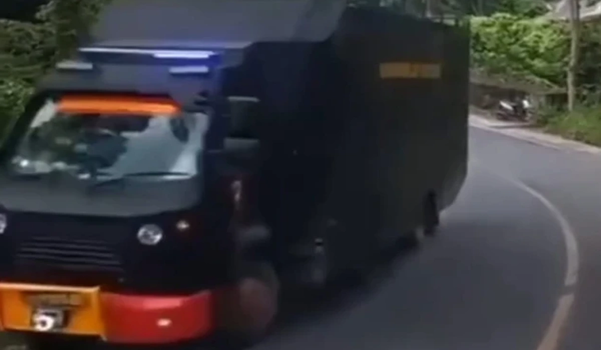 Diduga-Rem-Blong,-Mobil-Brimob-Tergelincir-dan-Masuk-ke-Jurang