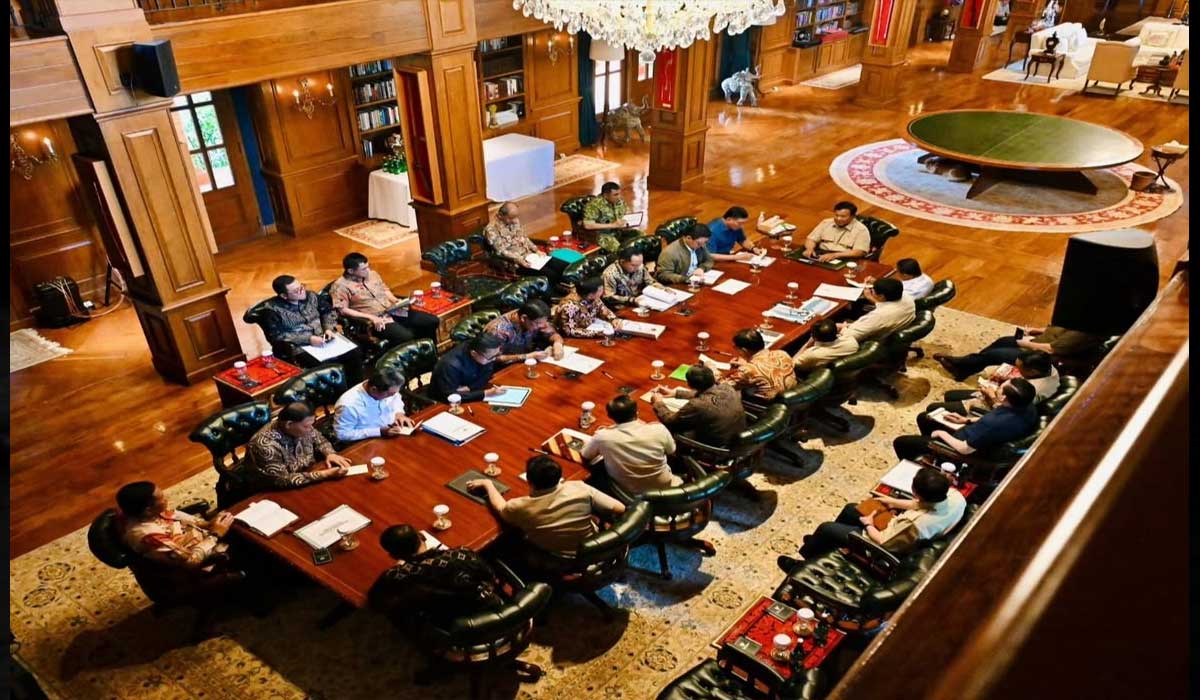 Prabowo Sigap! Langsung Kumpulkan Menteri di Hambalang Usai Tinjau Bencana